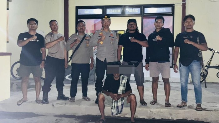 GS (47), terduga pembakar bangunan peninggalan penjajahan Belanda atau Pesanggrahan Oi Wobo, Desa Maria, Kecamatan Wawo, Kabupaten Bima, NTB, Selasa, (12/11/2025) malam. (Dok. Polsek Wawo)