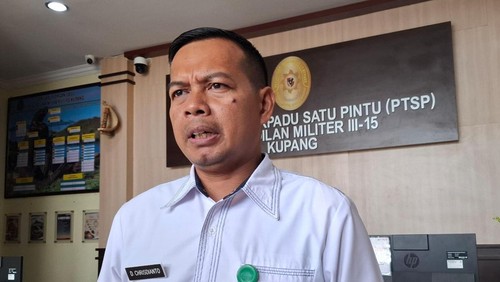 Humas Pengadilan Militer III-15 Kupang, Lettu CKM Damai Chrisdianto, saat diwawancarai wartawan, Rabu (12/11/2025). (Yufengki Bria/detikBali)
