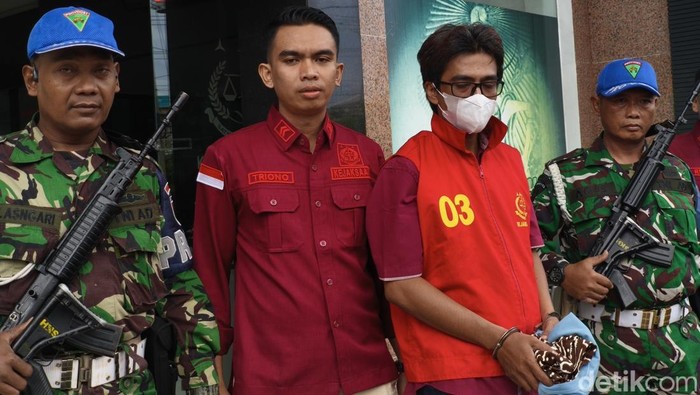 IYT, karyawan salah satu PT pelat merah yang bergerak di permodalan, di Kejaksaan Negeri Sukoharjo, Rabu (12/11/2025).