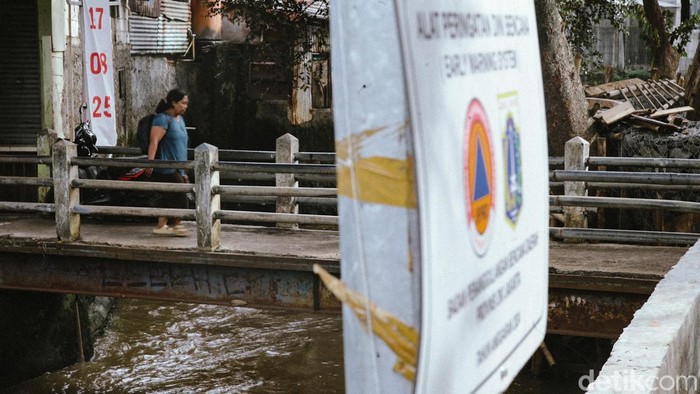 Warga melintas di atas jembatan Kali Krukut di Petogogan, Jaksel, Rabu (12/11/2025). Gubernur DKI Jakarta Pramono Anung akan menormalisasi Kali Krukut. Pramono menyebut luapan Kali Krukut bisa menyebabkan banjir sampai ke wilayah Kemang.