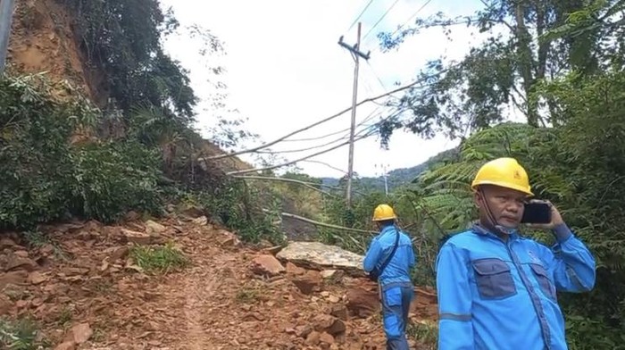 Jalan Poros Palopo-Bastem tertimbun longsor.