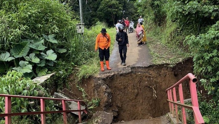 Jembatan ambruk di Sukabumi