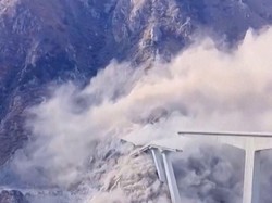 Baru Dibangun, Jembatan di China Runtuh ke Lereng Gunung