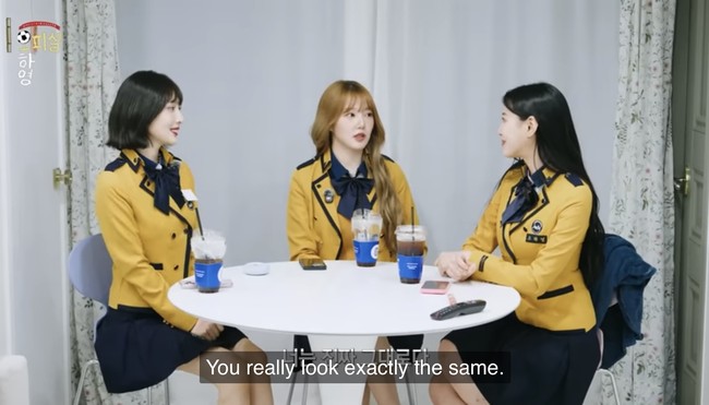 Meski sudah berusia 29 tahun, visual Joy, Yerin, dan Hayoung tak banyak berubah. Ketiganya masih memancarkan aura youthful dalam balutan seragam. Foto: Instagram