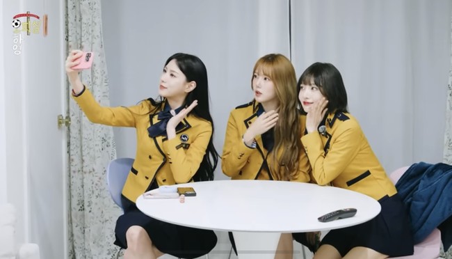 Di akhir video, Joy Red Velvet, Yerin GFRIEND, dan Hayoung Apink berjanji untuk agenda reuni mendatang mereka akan menonton pertandingan sepak bola, sambil memakai seragam SMA. Foto: Instagram