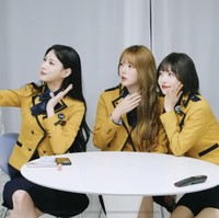 Di akhir video, Joy Red Velvet, Yerin GFRIEND, dan Hayoung Apink berjanji untuk agenda reuni mendatang mereka akan menonton pertandingan sepak bola, sambil memakai seragam SMA. Foto: Instagram