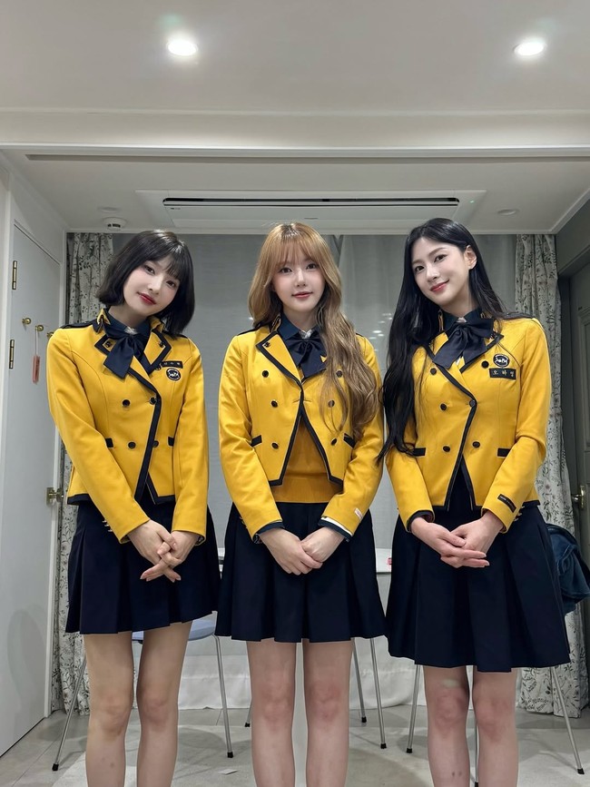 Joy Red Velvet, Yerin GFRIEND, dan Hayoung Apink mengobati kangen penggemar. Di tengah momen reuni mereka, ketiga idol KPop wanita populer memakai seragam SOPA (School of Performing Arts Seoul) yang ikonik. Foto: Instagram