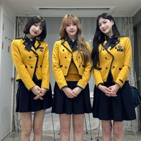 Joy Red Velvet, Yerin GFRIEND, dan Hayoung Apink mengobati kangen penggemar. Di tengah momen reuni mereka, ketiga idol KPop wanita populer memakai seragam SOPA (School of Performing Arts Seoul) yang ikonik. Foto: Instagram