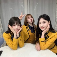 Lewat akun Instagram-nya, Hayoung juga memamerkan hasil foto mereka dengan caption mengharukan. “Sebuah momen menyusuri jalan kenangan. Aku selalu ingin memakai seragam ini lagi. Apa hanya aku yang emosional?” Foto: Instagram