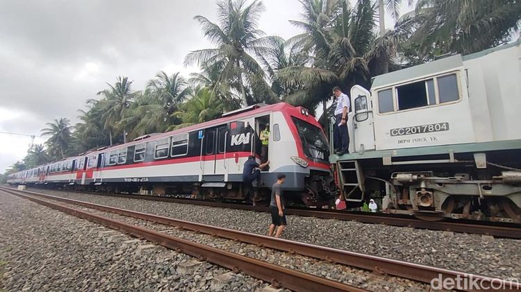Potret KA Bandara YIA Mogok di Wates Kulon Progo