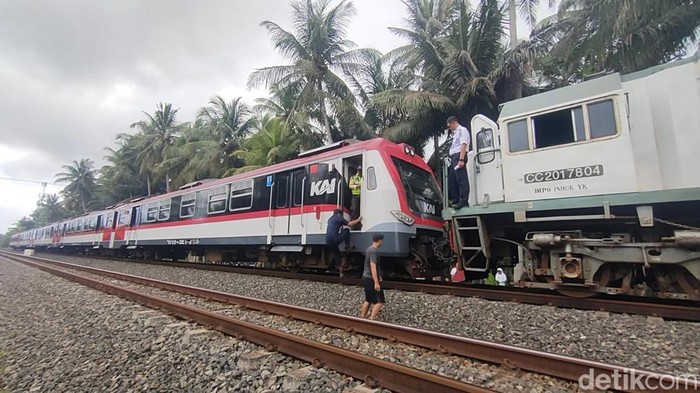 Kondisi KA Bandara YIA yang sempat mogok di jalur rel wilayah Kulon Progo, Rabu (12/11/2025).