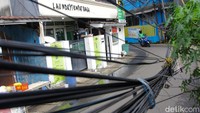 Kabel semrawut yang menjuntai di kawasan Setiabudi ini menjadi potret nyata persoalan tata kelola jaringan utilitas di perkotaan yang masih perlu mendapat perhatian serius.