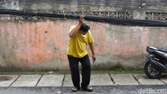 Kondisi jaringan utilitas di kawasan Jalan Anggrek II, Karet Kuningan, Setiabudi, Jakarta, dikeluhkan warga sekitar. Sejumlah kabel terlihat menggantung rendah hingga hampir menyentuh permukaan jalan, bahkan beberapa tiang penyangga tampak miring dan berpotensi roboh.