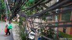 Kabel Menjuntai di Setiabudi Ancam Keselamatan Pengguna Jalan