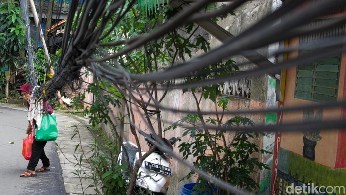 Kondisi jaringan utilitas di kawasan Jalan Anggrek II, Karet Kuningan, Setiabudi, Jakarta, dikeluhkan warga sekitar. Sejumlah kabel terlihat menggantung rendah hingga hampir menyentuh permukaan jalan, bahkan beberapa tiang penyangga tampak miring dan berpotensi roboh.