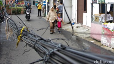Kabel Menjuntai di Setiabudi Ancam Keselamatan Pengguna Jalan