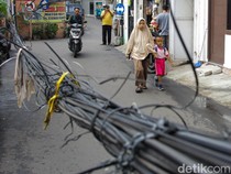 Kabel Menjuntai di Setiabudi Ancam Keselamatan Pengguna Jalan