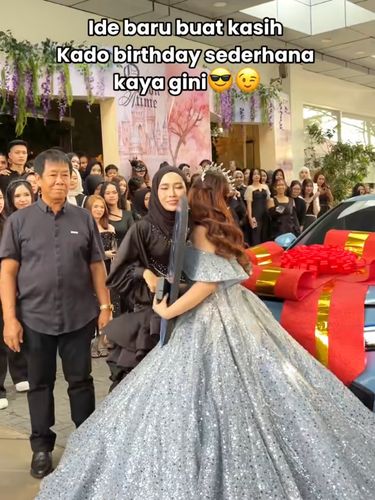 Jasa penyenggara acara ini membagikan momen ulang tahun kliennya yang menerima kado dari orang tua berupa Mobil Civic Turbo, iPhone 17 Promax, dan sertifikat usaha gym pribadi. Unggahan ulang tahun di Banjarmasin, Kalimantan Selatan ini langsung viral di media sosial.