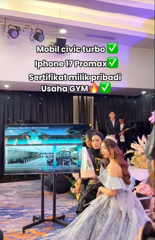 Kado Ulang Tahun Viral Jasa penyenggara acara ini membagikan momen ulang tahun kliennya yang menerima kado dari orang tua berupa Mobil Civic Turbo, iPhone 17 Promax, dan sertifikat usaha gym pribadi. Unggahan ulang tahun di Banjarmasin, Kalimantan Selatan ini langsung viral di media sosial.