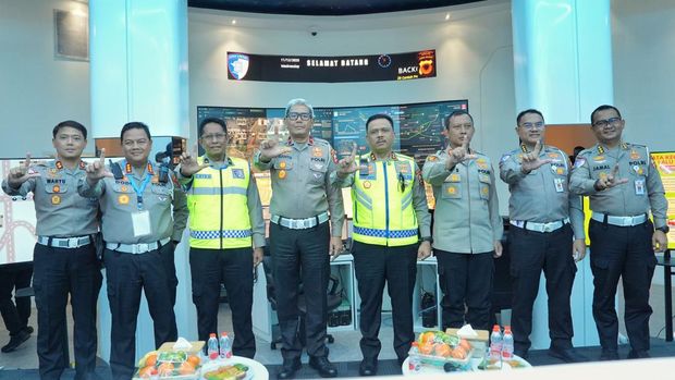 Kakorlantas Polri Irjen Agus Suryonugroho meninjau Smart Citry Road Safety di Polrestabes Bandung. Dia ingin sistem ini terintegrasi dengan ETLE (dok Korlantas)