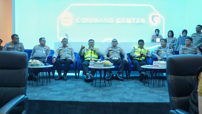 Kakorlantas Polri Irjen Agus Suryonugroho meninjau Smart Citry Road Safety di Polrestabes Bandung. Dia ingin sistem ini terintegrasi dengan ETLE (dok Korlantas)