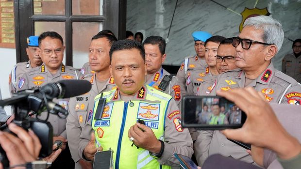 Kakorlantas Polri Irjen Agus Suryonugroho meninjau Smart Citry Road Safety di Polrestabes Bandung. Dia ingin sistem ini terintegrasi dengan ETLE (dok Korlantas)