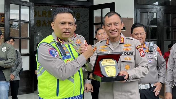 Kakorlantas Polri Irjen Agus Suryonugroho meninjau Smart Citry Road Safety di Polrestabes Bandung. Dia ingin sistem ini terintegrasi dengan ETLE (dok Korlantas)