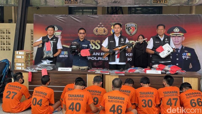 Kapolres Kediri Kota AKBP Anggi Saputra Ibrahim saat menyampaikan hasil ungkap 9 kasus dengan 10 tersangka selama Operasi Sikat Semeru 2025.