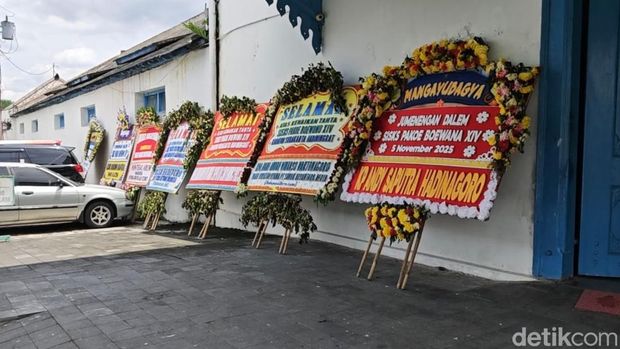 Karangan bunga Sejumlah karangan bunga hiasi Keraton Solo jelang Jumenengan raja baru, Rabu (12/11/2025).