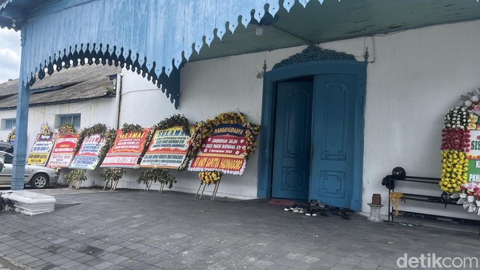 Sejumlah karangan bunga hiasi Keraton Solo jelang Jumenengan raja baru, Rabu (12/11/2025).