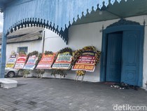 Karangan Bunga Mulai Berjejer di Keraton Solo Jelang Penobatan Raja Baru