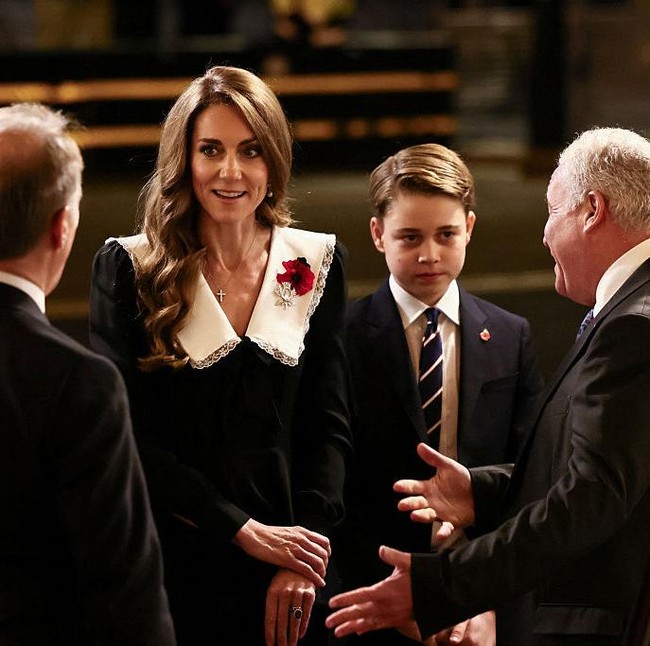 Foto Pangeran George Temani Kate Middleton, Latihan Jadi Raja Masa Depan