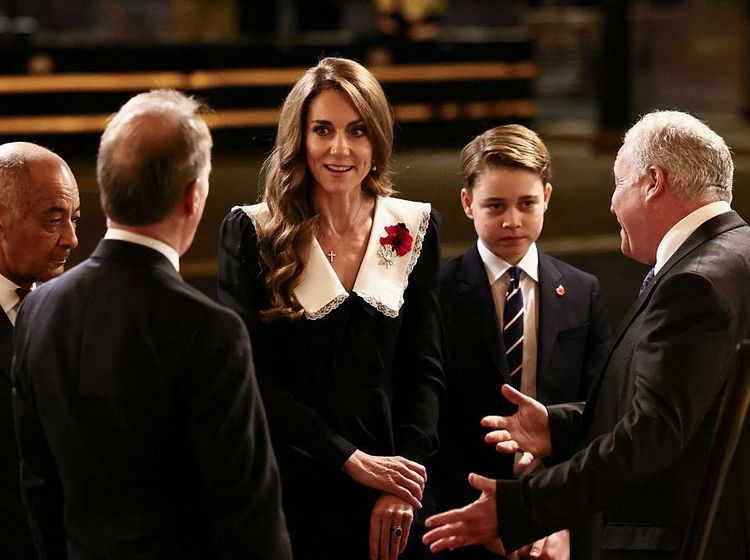 Foto Pangeran George Temani Kate Middleton, Latihan Jadi Raja Masa Depan