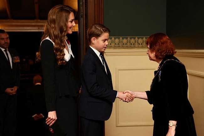Penampilan Pangeran George bersama ibunya, Kate Middleton, di acara Festival of Remembrance di Royal Albert Hall, London, pada Sabtu (8/11/2025), menjadi sorotan publik.  Foto: Getty Images/WPA Pool