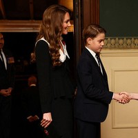 Penampilan Pangeran George bersama ibunya, Kate Middleton, di acara Festival of Remembrance di Royal Albert Hall, London, pada Sabtu (8/11/2025), menjadi sorotan publik.  Foto: Getty Images/WPA Pool