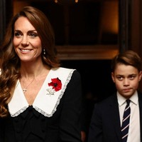 Dalam acara tahunan untuk menghormati para pahlawan perang Inggris itu, George yang kini berusia 12 tahun tampak mendampingi sang ibu menggantikan Pangeran William, yang sedang berada di Brasil untuk agenda Earthshot Prize. Foto: Getty Images/WPA Pool