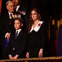 Pada The Royal British Legion Festival of Remembrance di bulan November, Kate tampil mengenakan gaun hitam Alessandra Rich dengan kerah putih. Sebagai penghormatan, ia mengenakan anting mutiara Bahrain yang pernah dikenakan Ratu Elizabeth dan Putri Diana. Bros thistle perak Skotlandia serta clutch suede Mulberry Bayswater melengkapi penampilan penuh makna tersebut. Foto: Getty Images/WPA Pool