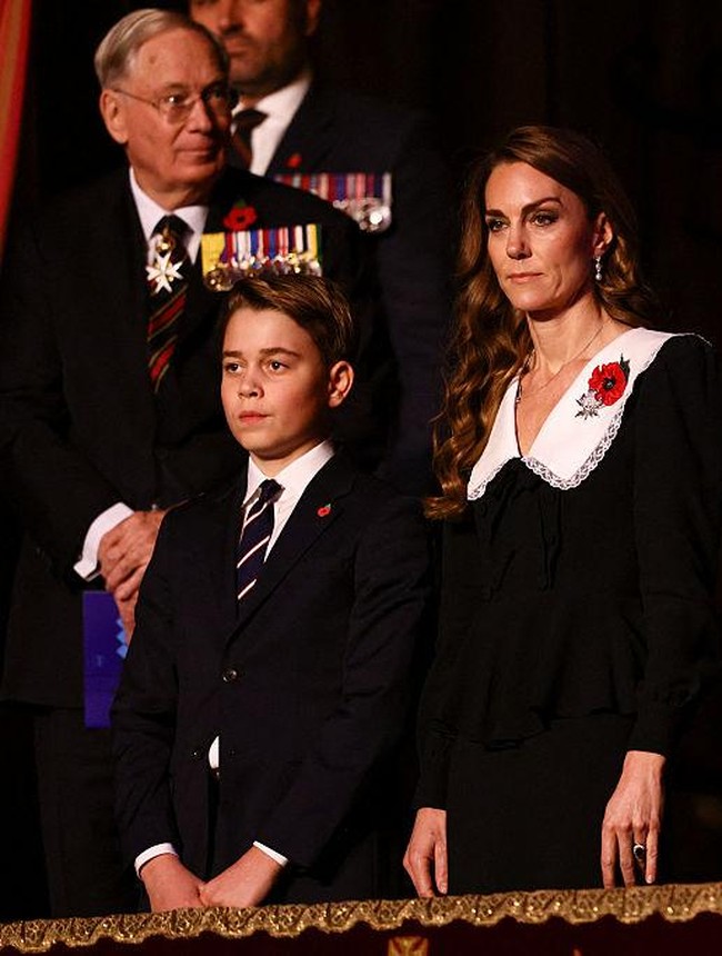 Pada The Royal British Legion Festival of Remembrance di bulan November, Kate tampil mengenakan gaun hitam Alessandra Rich dengan kerah putih. Sebagai penghormatan, ia mengenakan anting mutiara Bahrain yang pernah dikenakan Ratu Elizabeth dan Putri Diana. Bros thistle perak Skotlandia serta clutch suede Mulberry Bayswater melengkapi penampilan penuh makna tersebut. Foto: Getty Images/WPA Pool