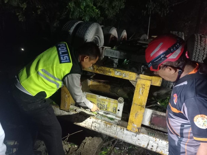 Kecelakaan truk trailer di Jalan Lingkar Selatan Salatiga, tepatnya di depan Makam Simpang 4 Aulia, Kelurahan Kecandran, Kecamatan Sidomukti, Kota Salatiga, Rabu (12/11/2025).