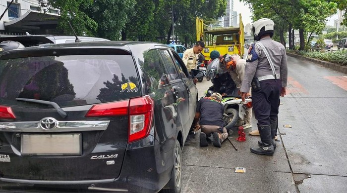 Kecelakaan Libatkan 3 Kendaraan di Jl S Parman Jakbar, Lalin Macet