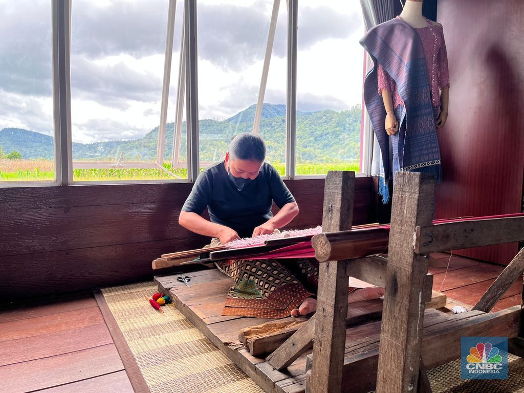 Kegiatan menenun di galeri Dame Ulos