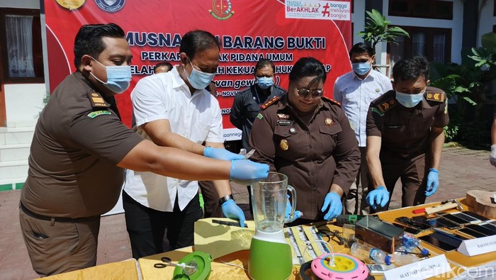 Kejari Jembrana saat melalsanakan pemusnahan barang bukti tindak pidana yang digelar di halaman Kantor Kejari Jembrana pada Rabu, (12/11/2025).