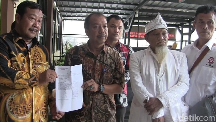 Kepala Dinas Pendidikan dan Kebudayaan Kabupaten Subang, Heri Sopandi, melaporkan mantan Kepala Dinas Kesehatan Kabupaten Subang berinisial M, serta seorang wartawan media online ke Polres Subang.