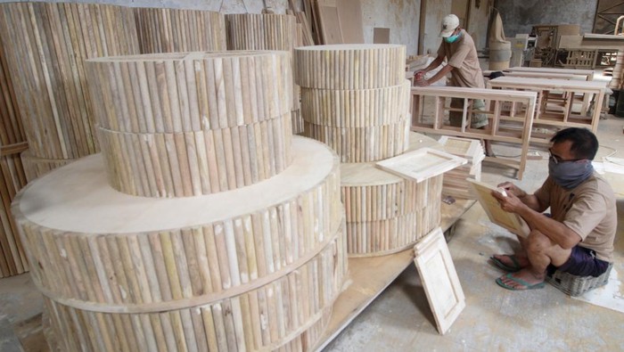 Warga binaan membuat kerajinan jenis furniture dan mebel di Lembaga Pemasyarakatan (lapas) Kelas I Surabaya di Porong, Sidoarjo, Jawa Timur, Selasa (11/11/2025). Warga binaan di Lapas tersebut setiap hari membuat kerajinan dengan harapan kelak menjadi keterampilan serta sebagai alternatif untuk mengisi waktu luang dan mampu menembus pasar ekspor hingga ke Australia. ANTARA FOTO/Umarul Faruq