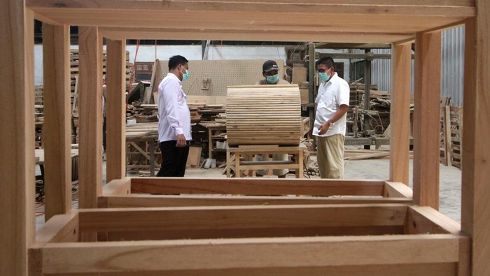 Warga binaan membuat kerajinan jenis furniture dan mebel di Lembaga Pemasyarakatan (lapas) Kelas I Surabaya di Porong, Sidoarjo, Jawa Timur, Selasa (11/11/2025). Warga binaan di Lapas tersebut setiap hari membuat kerajinan dengan harapan kelak menjadi keterampilan serta sebagai alternatif untuk mengisi waktu luang dan mampu menembus pasar ekspor hingga ke Australia. ANTARA FOTO/Umarul Faruq