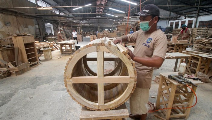 Warga binaan membuat kerajinan jenis furniture dan mebel di Lembaga Pemasyarakatan (lapas) Kelas I Surabaya di Porong, Sidoarjo, Jawa Timur, Selasa (11/11/2025). Warga binaan di Lapas tersebut setiap hari membuat kerajinan dengan harapan kelak menjadi keterampilan serta sebagai alternatif untuk mengisi waktu luang dan mampu menembus pasar ekspor hingga ke Australia. ANTARA FOTO/Umarul Faruq