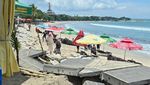 Gelombang Tinggi Rusak Jalur Pejalan Kaki Pantai Kuta