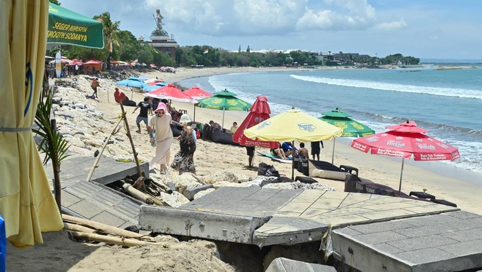 Kondisi jalur pejalan kaki mengalami kerusakan di Pantai Kuta, Badung, Bali, Rabu (12/11/2025). Jalur pejalan kaki atau walkway di sejumlah titik sepanjang destinasi wisata utama di Pulau Dewata tersebut mengalami kerusakan akibat diterjang gelombang tinggi beberapa waktu terakhir. ANTARA FOTO/Fikri Yusuf/rwa.