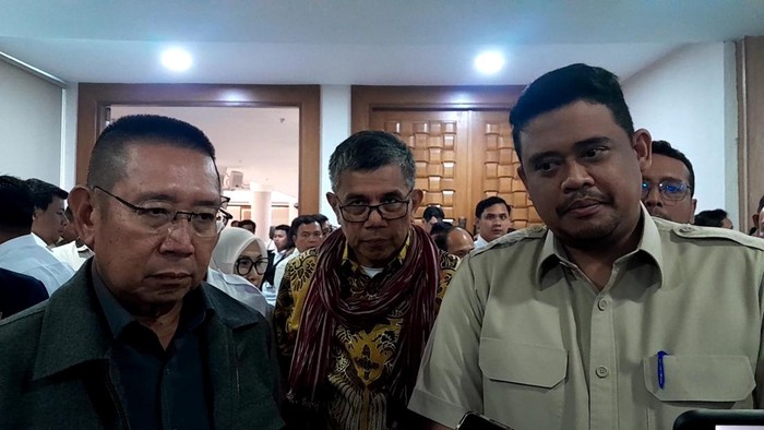 Keterangan foto: Wakil Ketua Banggar DPR RI Wihadi Wiyanto dan Gubsu Bobby Nasution saat wawancara (Nizar Aldi/detikSumut)