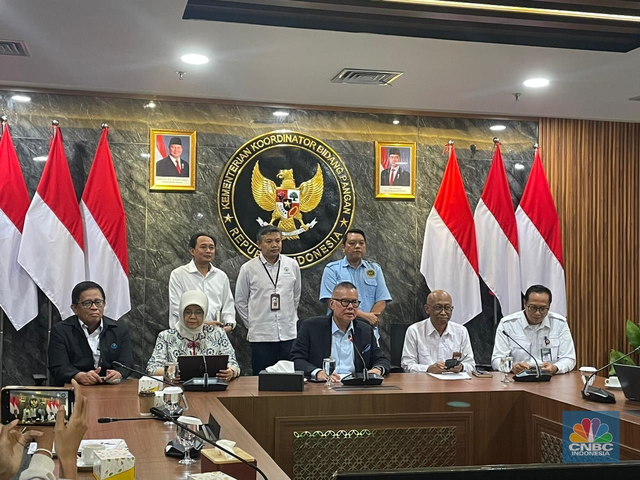 Ketua Bidang Diplomasi dan Komunikasi Satgas Penanganan Cs-137 Bara Krishna Hasibuan  bersama pejabat lintas kementerian/ lembaga saat konferensi pers Perkembangan Diplomasi Penanganan Produk Udang dan Cengkeh dengan Pemangku Kepentingan di Amerika Serikat di kantor Kemenko Pangan, Rabu (12/11/2025). (CNBC Indonesia/Romys)